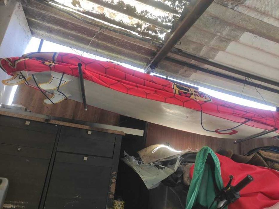 Prancha de surf long bord com marcas de uso