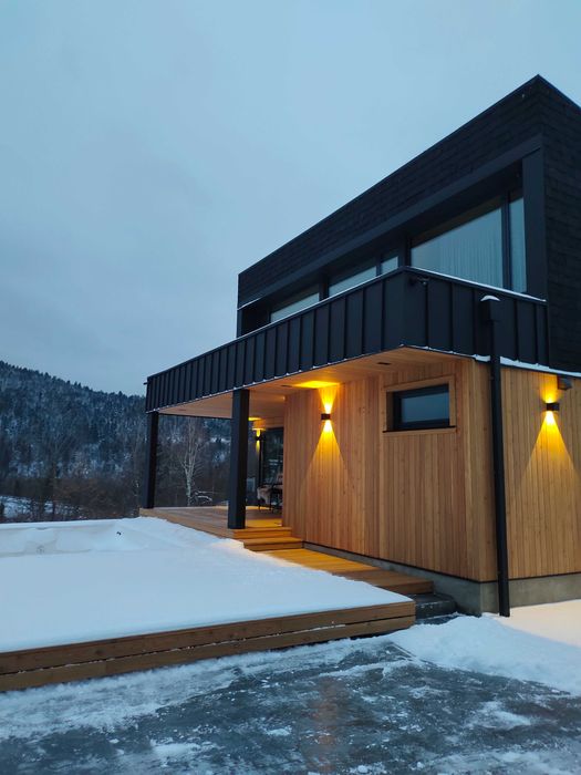 Шикарный сучасный котедж з мальовничими краєвидами гори Карпати є чан