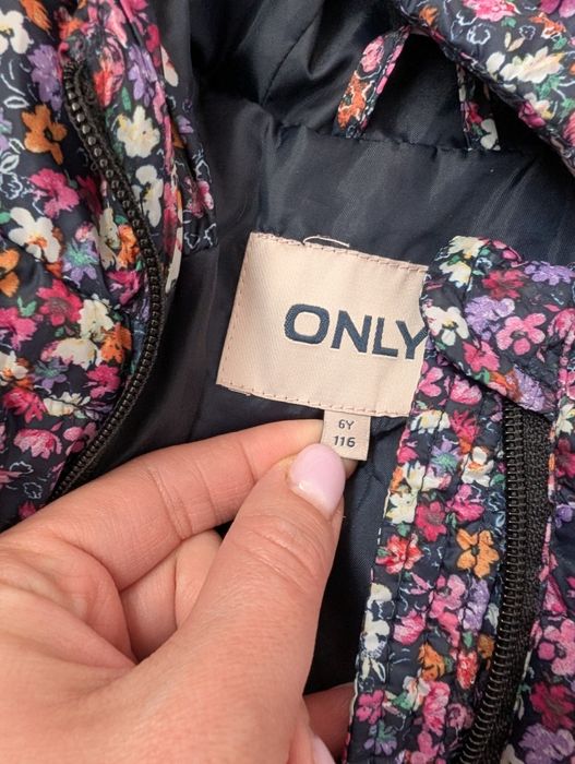 Куртка весняна на дівчинку 5-6  років