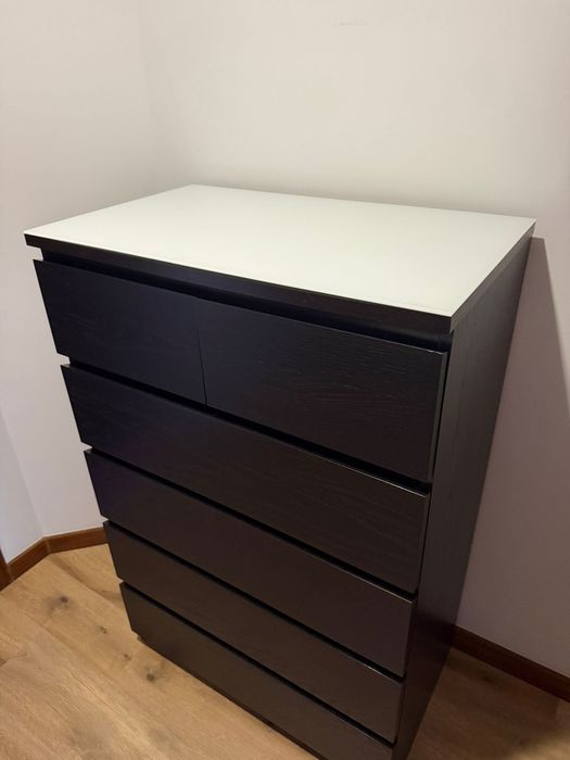 Vendo uma comoda preta do ikea + vidro