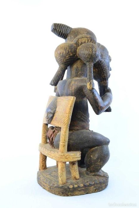 Figura masculina Baule/Baoulé sentada, em madeira – Costa do Marfim