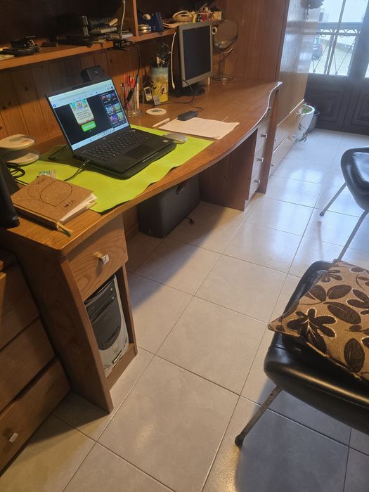 Escritório em madeira de castanho