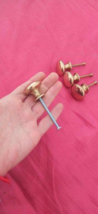 Puxadores dourados redondos