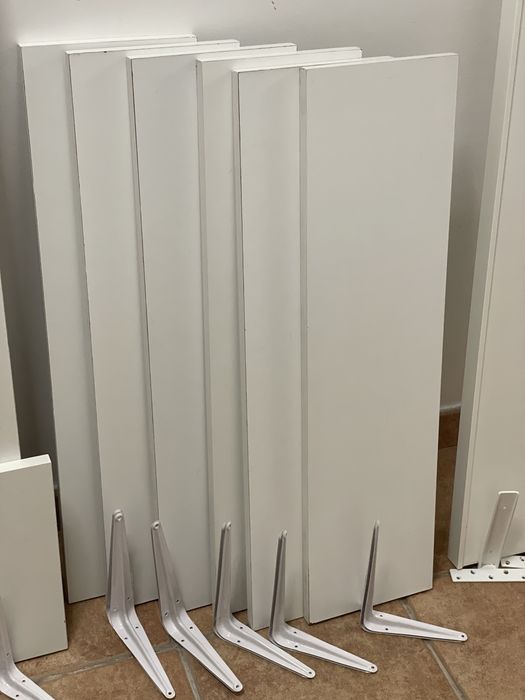 Várias prateleiras brancas Ikea e mesa faia  ikea