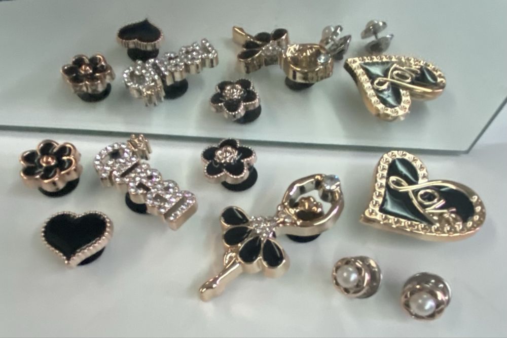 Zestaw nowych przypinek do Crocsów i broszek