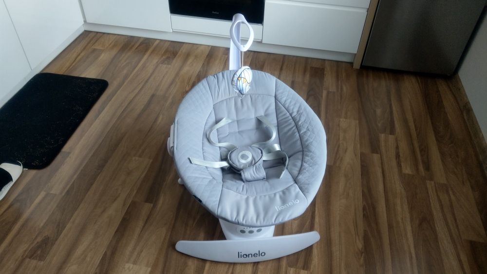 Bujak Bujaczek leżaczek kołyska elektryczny obrót 360° panel sterowania 0-9kg Lionelo Iris