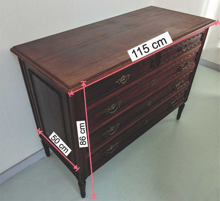 Mobília de quarto de madeira maciça.