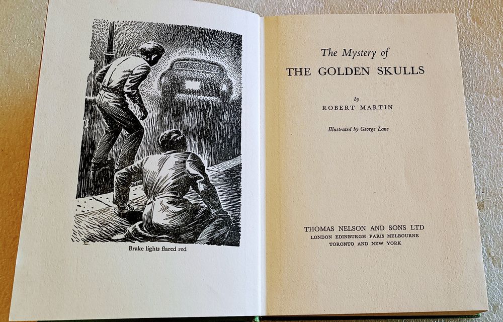 Antigo livro The Mystery of the Golden Skulls