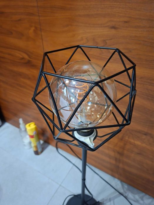 Lampa podlogowa z ażurowym kloszem i żarówką
