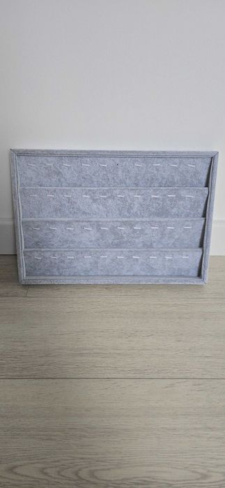 Ekspozytor na biżuterię, tacka szara