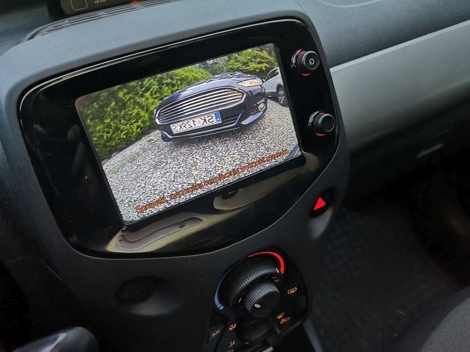 Kamera cofania obraz na fabrycznym ekranie Aygo Peugeot 108 Citroen C1