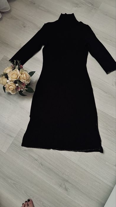 Тепленька сукня до колін по бокам з розрізами