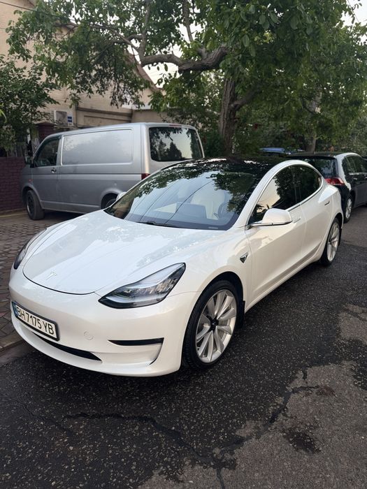 Продам tesla model 3 long range 2020 года