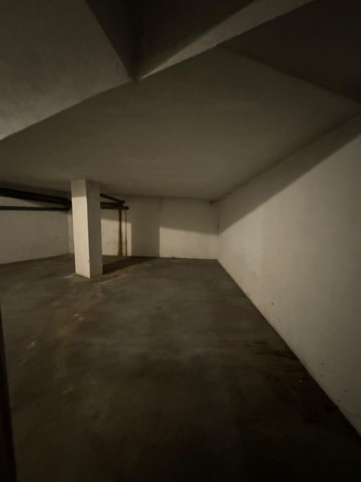 Garagem  com contador eléctrico à parte, fechada com 51 M2 ,Castelo Br