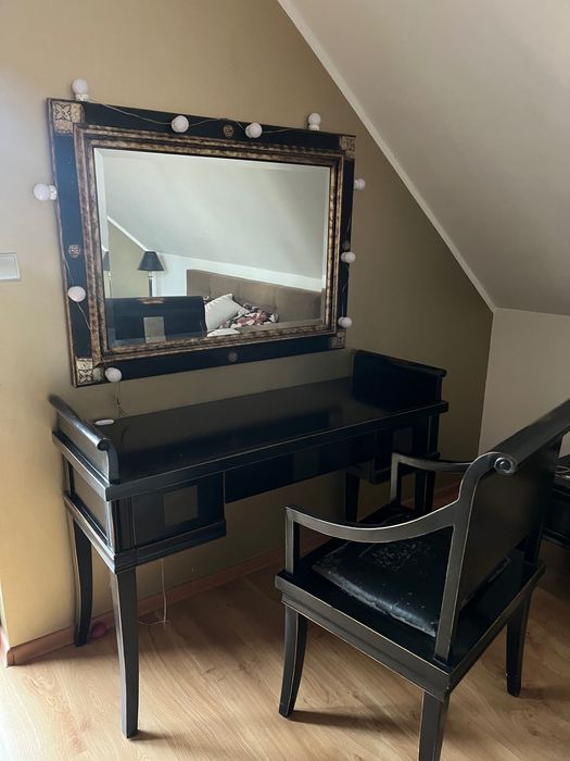 Toaletka z krzesłem i lustrem