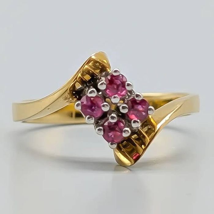 Anel em ouro 18 quilates com pedras vermelhas; 3.65 gramas; 18.25mm