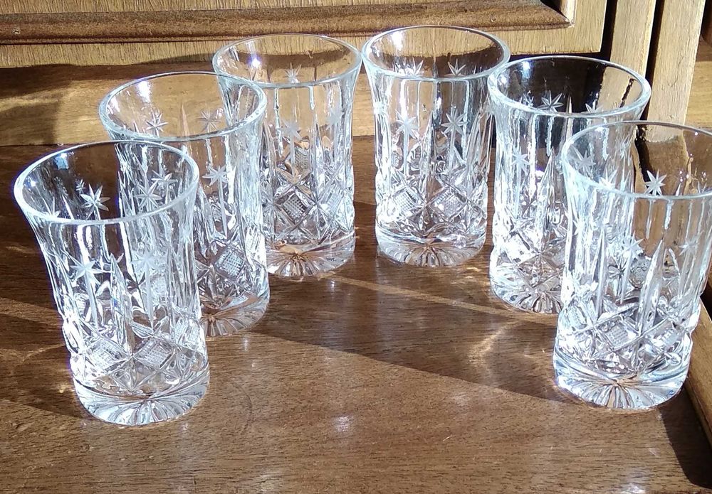 Фужеры, рюмки, ваза хрустальные.
