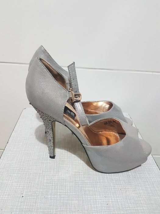 Buty damskie nr.40 eleganckie na wysokim obcasie, połyskliwe
