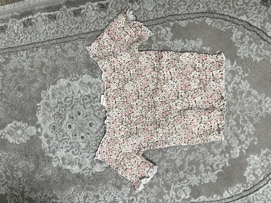 Топ з відкритими плечима