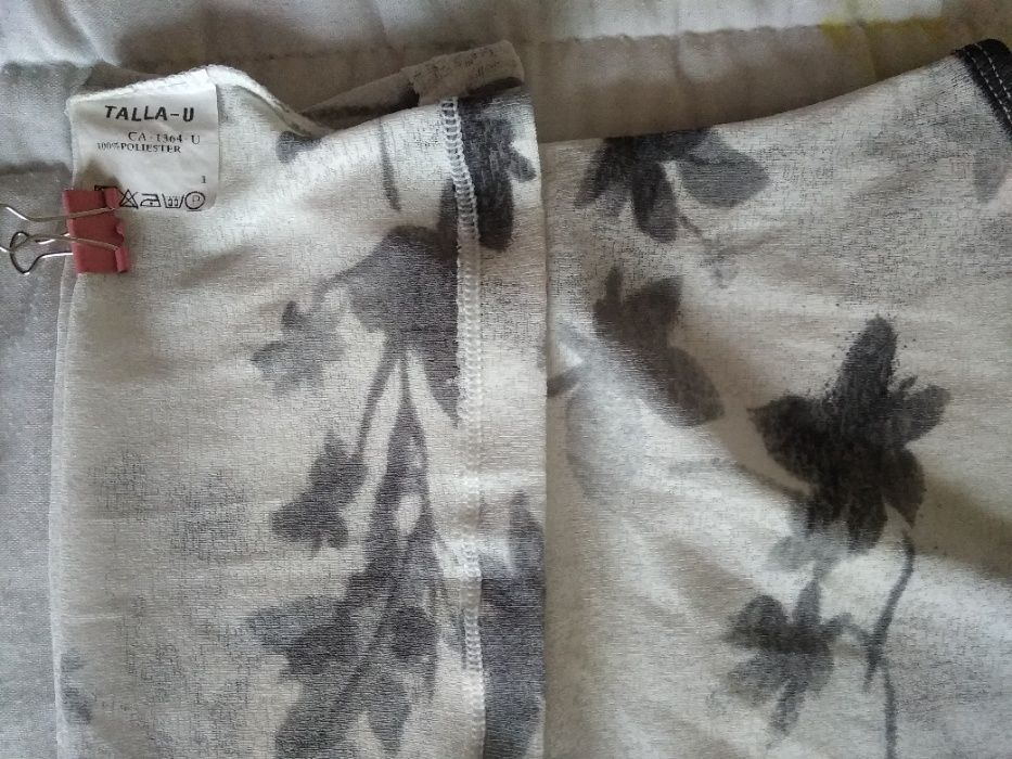 Camisola branca com flores cinzentas