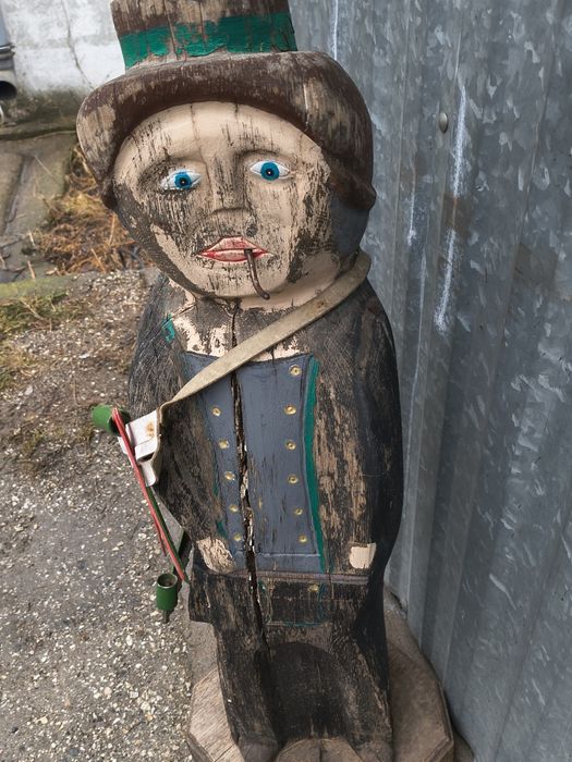 Zabytkowa rzeźba drwal