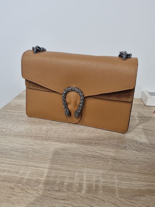 Mala em pele castanha