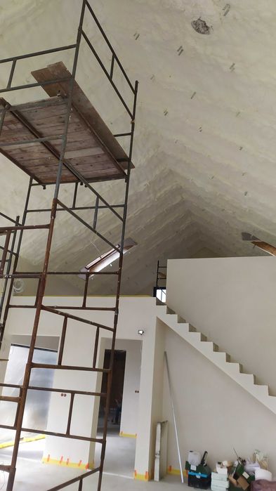 Ocieplanie pianą PUR izolacja natryskowa CELULOZA wełna skalna