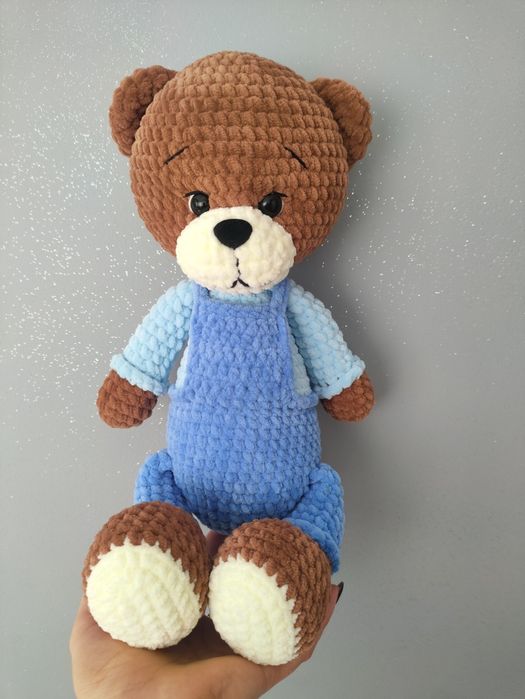 Miś w niebieskich ogrodniczkach na szydełku