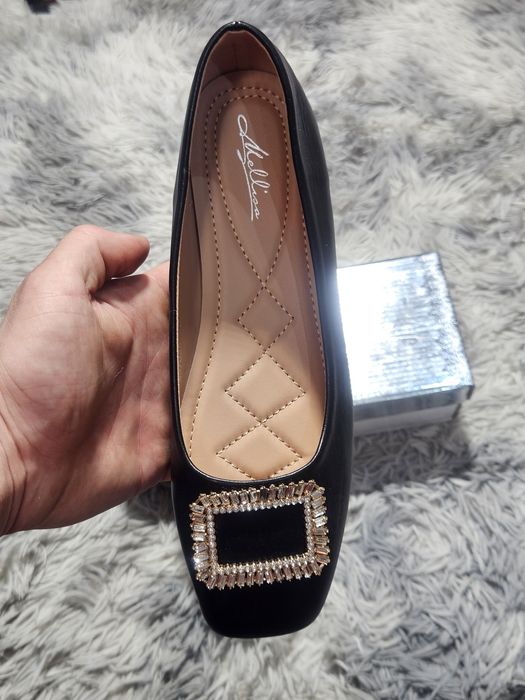 Eleganckie czarne baleriny z błyszczącą klamrą 38