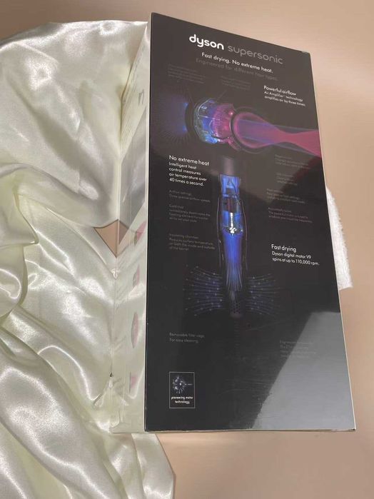 Stan idealny suszarka do włosów Dyson prezent-Nowa