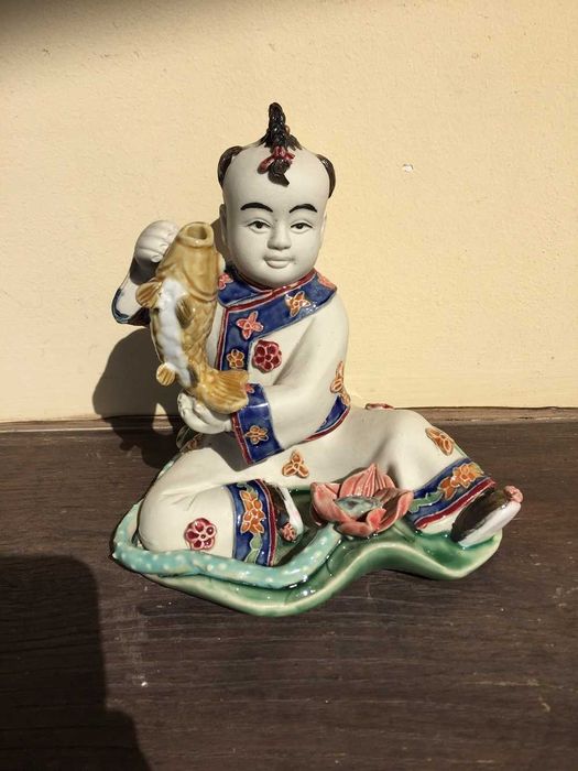 Companhia das Indias -- figura de menino com carpa  13 cm altura