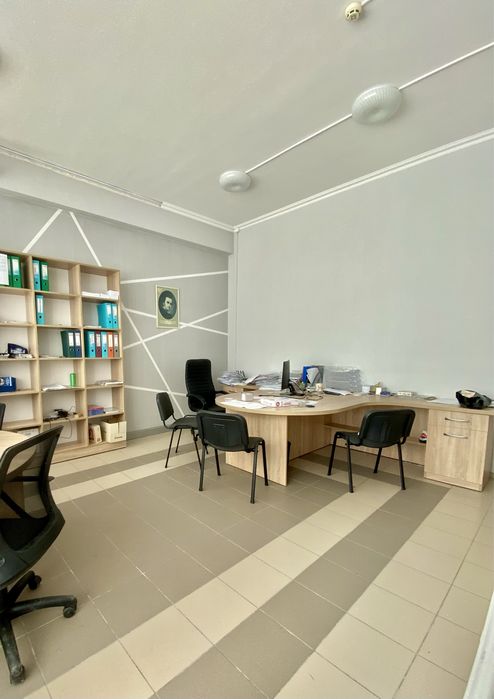 Продаж комерційного приміщення. Бізнес центр. Земельна ділянка