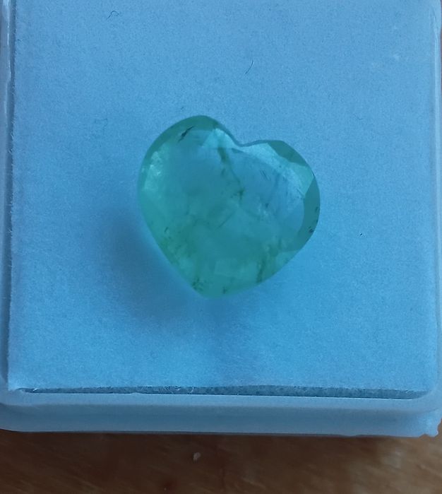 Esmeralda Natural em gorma Coracao   3.55 ct de Pura Beleza