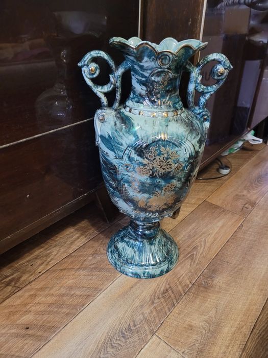 Продам новую напольную большую керамическую вазу керамическую вазу.