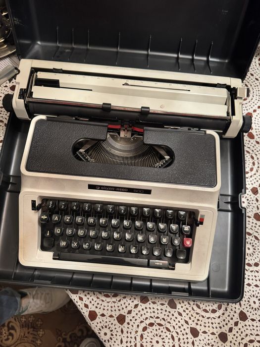 Máquina de escrever Silver-Reed 500