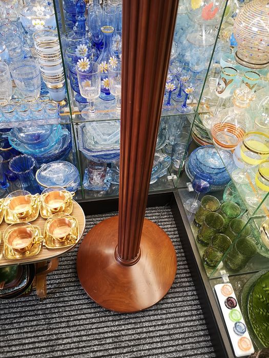 Wysoka lampa podłogowa, klimatyczne oświetlenie