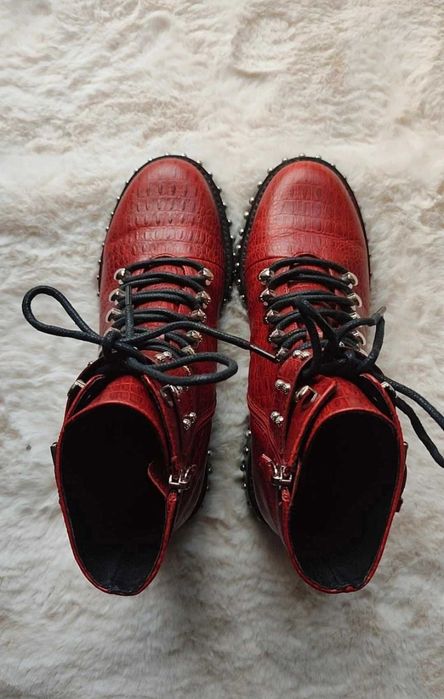 Botas vermelhas em pele