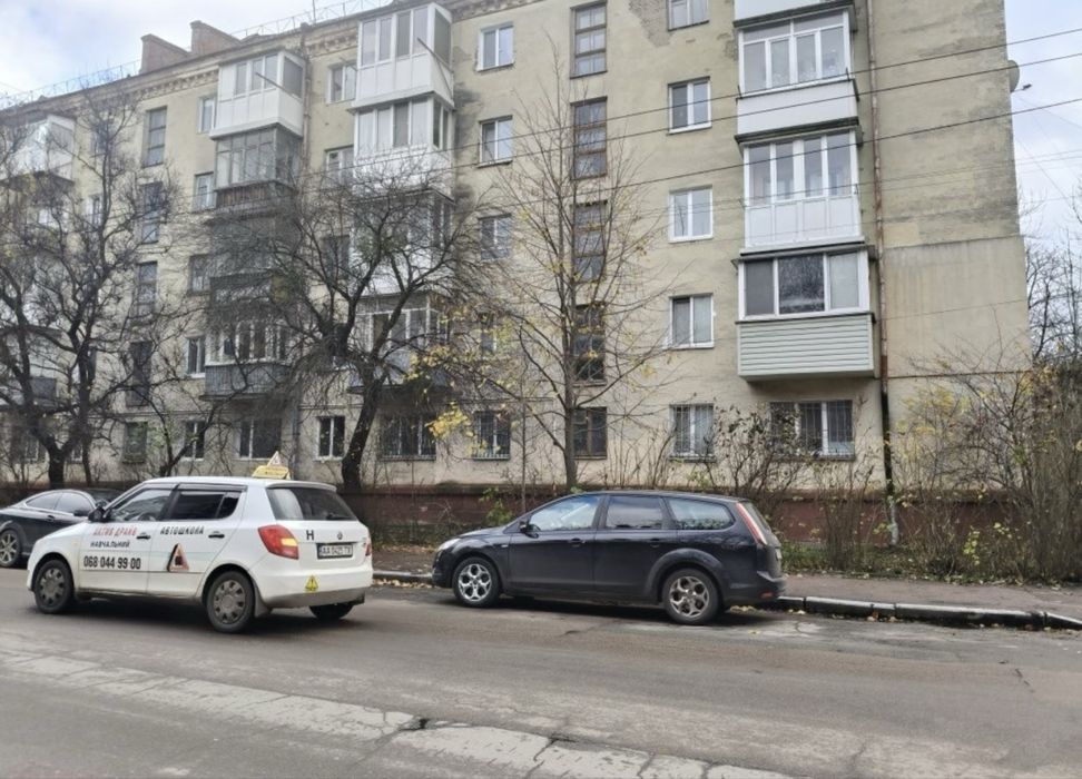 Квартира під комерцію! 2 кімнати, фасадні вікна, центр. Торг