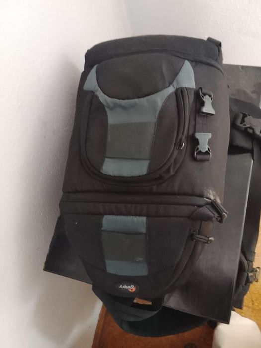 Câmera Canon 600D com vários extras a trabalhar sem problemas com mala 4 baterias carregador cabos de dados cartão de memória gipro