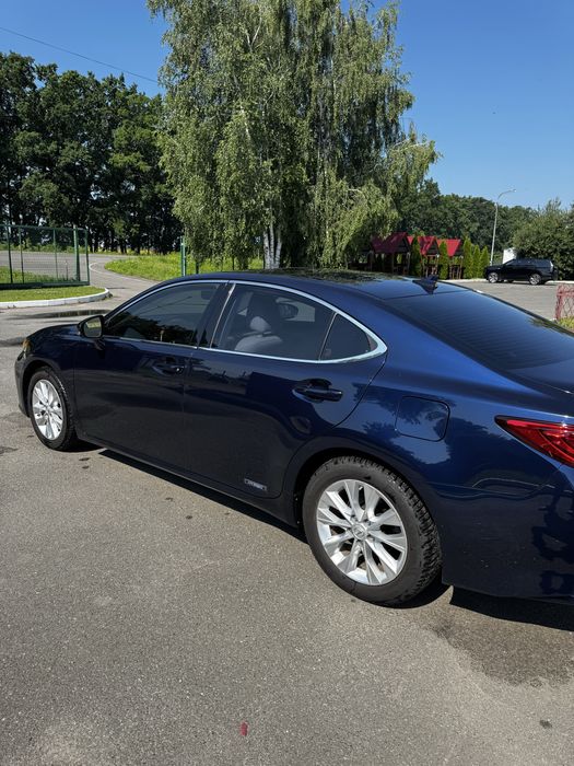 Продам  Lexus ES 300 H