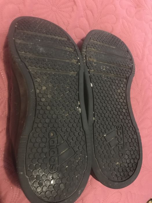 Взуття кросівки