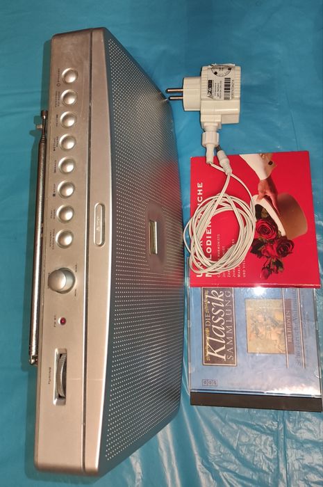 Радио, проигрыватель CD и часы.