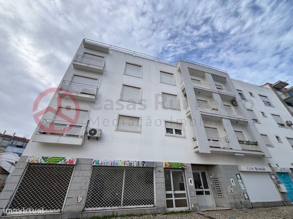 Loja em fase de aprovação para passagem a afetação de habitação, no...
