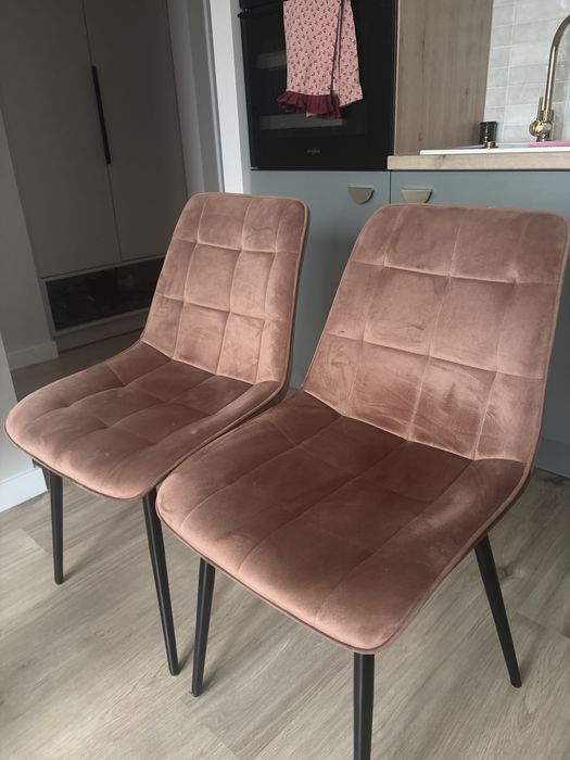 Krzesła różowe welurowe