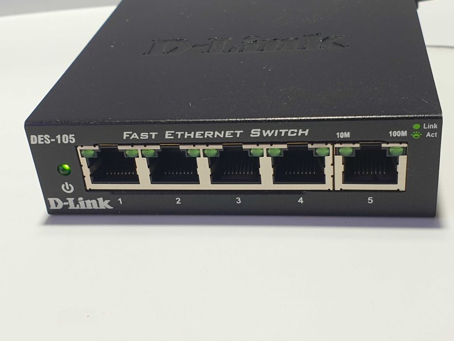 Світч D Link DES 105 5port   Комутатор