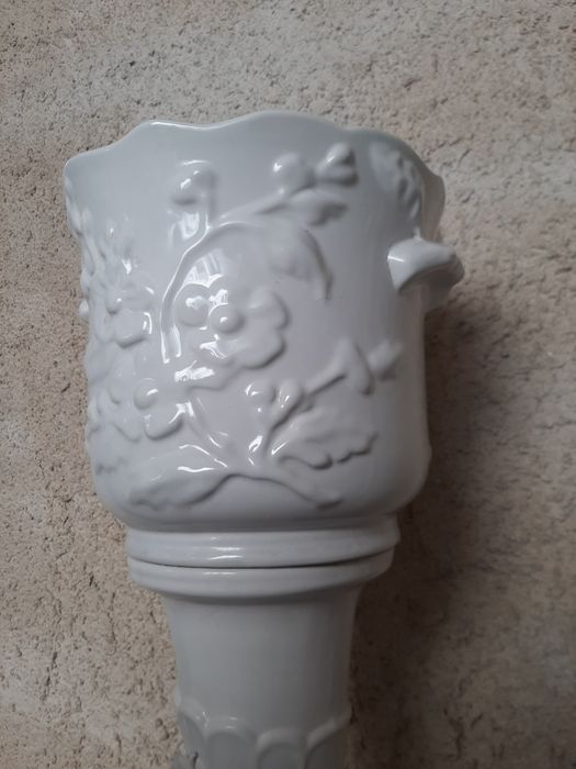 Coluna e vaso brancos