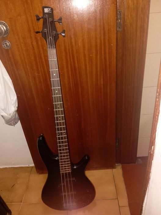 Baixo elétrico , 4 cordas, cordas novas, baixo ativo, bateria nova