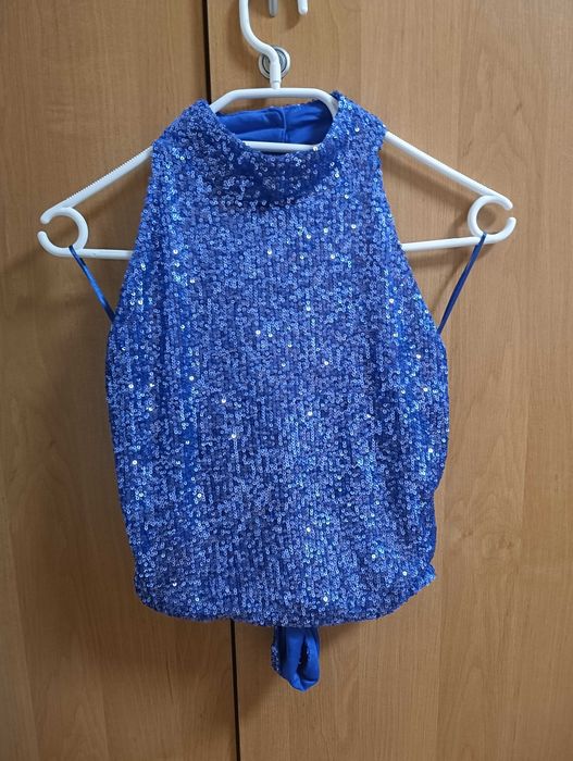 Bluzka crop top cekinowa niebieska