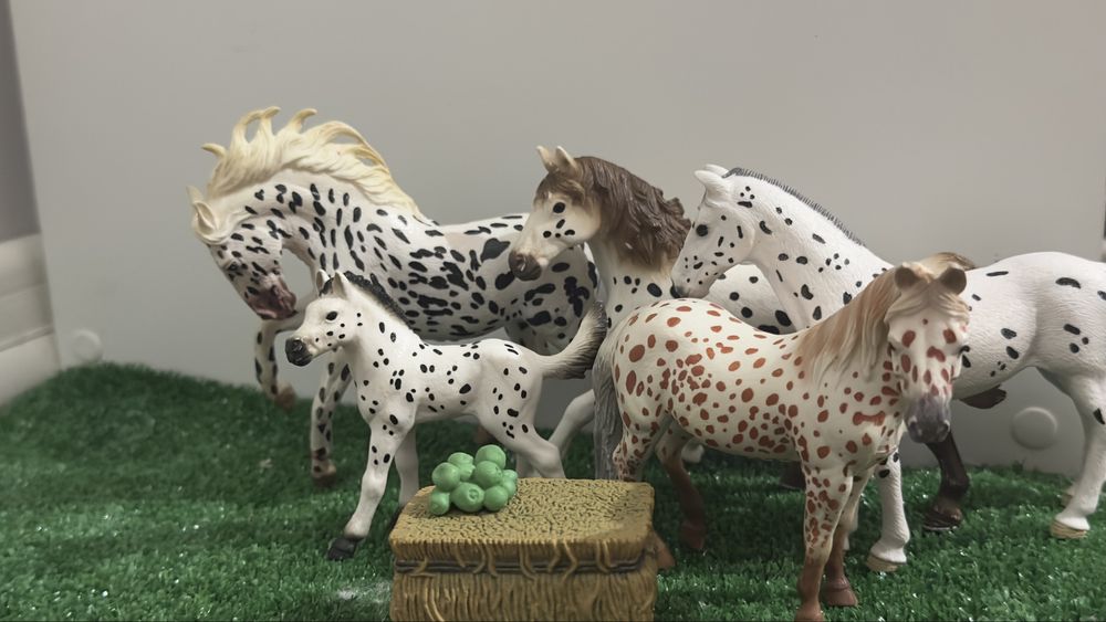zestaw konikow schleich