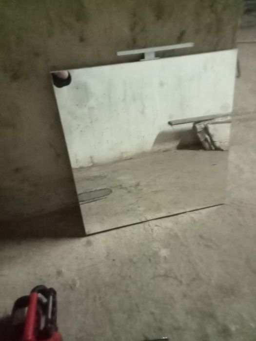 Vendo, um espelho, uma sanita, eum lavatório.